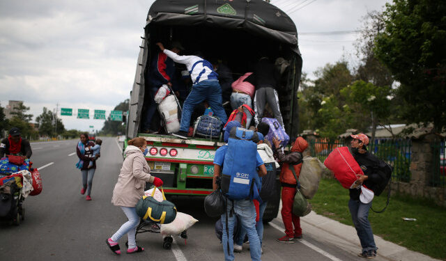 Foto de archivo. Migrantes venezolanos suben a un camión, para regresar voluntariamente a su país en medio de la pandemia del coronavirus, cerca a la ciudad de Chía, Colombia, 3 de abril, 2020.  REUTERS/Luisa González