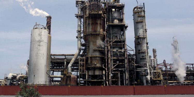 Imagen de archivo de la refinería El Palito, que pertenece a PDVSA, en Puerto Cabello, en el estado de Carabobo, Venezuela. 2 de marzo, 2016. REUTERS/Marco Bello/Archivo