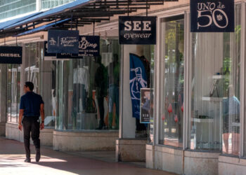 USA1481. MIAMI BEACH (FL, EEUU), 05/05/2020.- Un hombre camina este martes frente a una tiendas cerradas por el coronavirus en la turística calle de Lincoln Road en Miami Beach, Florida (Estados Unidos). COVID-19 aún sigue candente, el condado de Miami-Dade, con casi un 70 % de latinos, sufre doblemente el impacto de la pandemia y todas las ayudas para la población de menos ingresos y los pequeños negocios se están quedando cortas. A día de hoy en Miami-Dade se habían confirmado 13.085 casos y 407 muertes de COVID-19, que confirman a ese condado como el más golpeado por el nuevo coronavirus en un estado que suma 37.439 casos y 1.471 muertes desde el 1 de marzo, según el Departamento de Salud estatal. EFE/Giorgio Viera