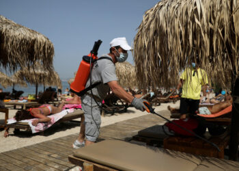Un empleado desinfecta tumbonas en una playa de Atenas, Grecia, el 16 de mayo de 2020.
Costas Baltas / Reuters