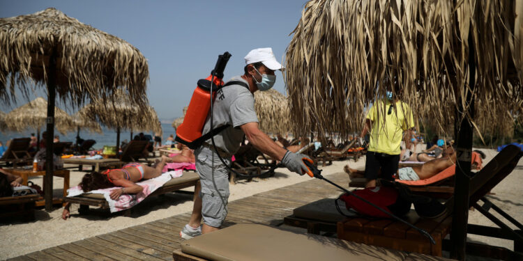 Un empleado desinfecta tumbonas en una playa de Atenas, Grecia, el 16 de mayo de 2020.
Costas Baltas / Reuters