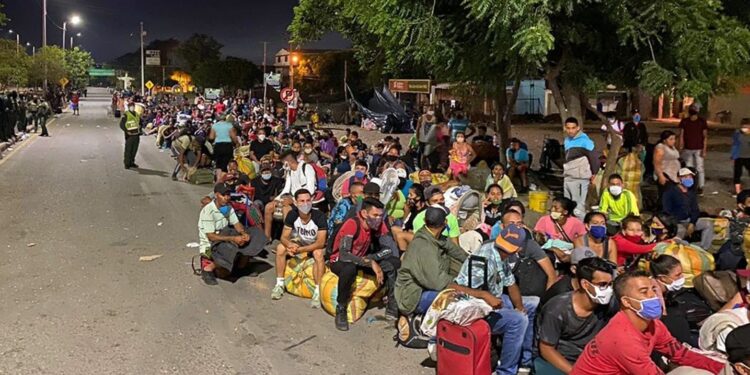 Fotografía cedida por la Secretaría de Frontera y Cooperación Internacional de ciudadanos venezolanos haciendo fila para cruzar a su país este domingo en Cúcuta (Colombia). EFE/ Secretaría de Frontera y Cooperación Internacional