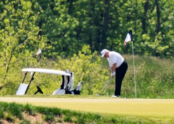 El presidente de Estados Unidos, Donald Trump, fue registrado este sábado al jugar golf, en el Trump National Golf Club, en Sterling (Virginia, EE.UU.). EFE/Jim Lo Scalzo