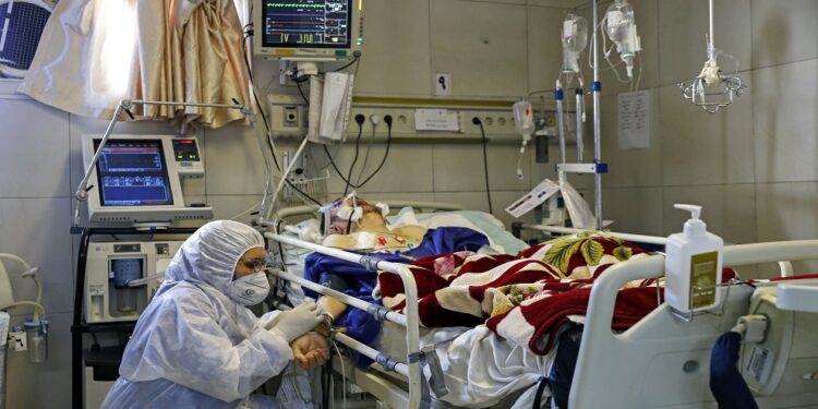 An Iranian medic treats a patient infected with the COVID-19 virus at a hospital in Tehran on March 1, 2020. - A plane carrying UN medical experts and aid touched down on March 2, 2020, in Iran on a mission to help it tackle the world's second-deadliest outbreak of coronavirus as European powers said they would send further help. (Photo by KOOSHA MAHSHID FALAHI / MIZAN NEWS AGENCY / AFP) / === RESTRICTED TO EDITORIAL USE - MANDATORY CREDIT "AFP PHOTO / HO / MIZAN NEWS AGENCY" - NO MARKETING NO ADVERTISING CAMPAIGNS - DISTRIBUTED AS A SERVICE TO CLIENTS ===