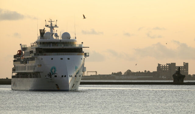 FOTO DE ARCHIVO. El crucero australiano Greg Mortimer atraca en el puerto de Montevideo, en Uruguay. 10 de abril de 2020. REUTERS/Mariana Greif.