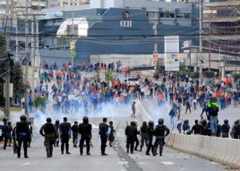 Policías y militares desalojan a simpatizantes de la Alianza de Oposición contra la Dictadura en Tegucigalpa (Honduras). Foto/ EFE