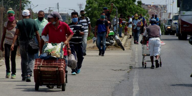 Niños y adultos consiguen ingresos trasladando bultos en carruchas. Foto Rafael Salazar. El Tiempo.