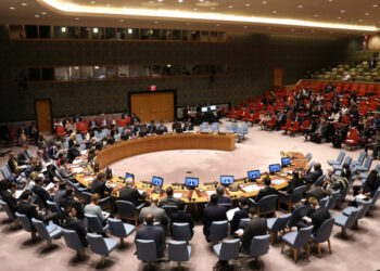 El Consejo de Seguridad de las Naciones Unidas escucha una sesión informativa de Nikolay Mladenov (en las pantallas), Coordinador Especial de las Naciones Unidas para el Proceso de Paz de Medio Oriente desde Jerusalén sobre la situación en Medio Oriente, Nueva York, EEUU, 23 de mayo de 2018. REUTERS / Mike Segar
