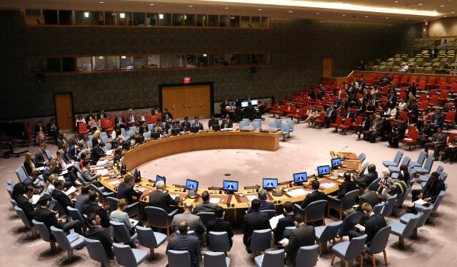 El Consejo de Seguridad de las Naciones Unidas escucha una sesión informativa de Nikolay Mladenov (en las pantallas), Coordinador Especial de las Naciones Unidas para el Proceso de Paz de Medio Oriente desde Jerusalén sobre la situación en Medio Oriente, Nueva York, EEUU, 23 de mayo de 2018. REUTERS / Mike Segar