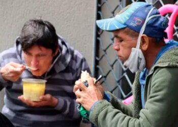 Migrantes venezolanos esperando ser repatriados a su país reciben una donación de ropa y alimentos de parte de ciudadanos ecuatorianos (EFE/ Elías L. Benarroch)