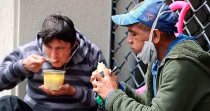 Migrantes venezolanos esperando ser repatriados a su país reciben una donación de ropa y alimentos de parte de ciudadanos ecuatorianos (EFE/ Elías L. Benarroch)
