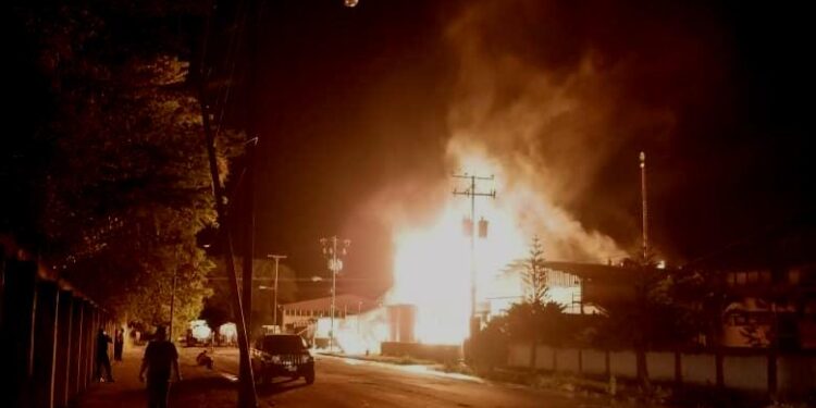 Incendio en fábrica de alcohol en la zona industrial de Tinaquillo.