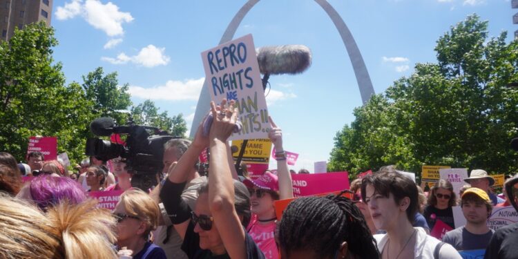 Varias personas protestan por los derechos de aborto, en San Luis, Misuri (EE.UU.).EFE/ Troy Swanson/Archivo