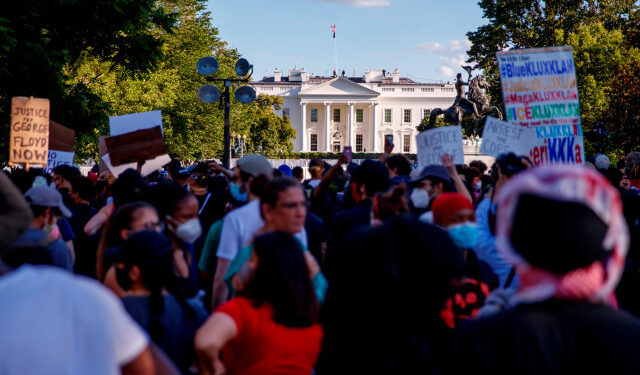 Washington (United States), 31/05/2020.- People, who gathered to protest the death of George Floyd, face off with police near the White House in Washington, DC, USA, 31 May 2020. A bystander's video posted online on 25 May, shows George Floyd, 46, pleading with arresting officers that he couldn't breathe as one officer knelt on his neck. The unarmed black man soon became unresponsive, and was later pronounced dead. According to news reports on 29 May, Derek Chauvin, the police officer in the center of the incident has been taken into custody and charged with murder in the George Floyd killing (Protestas, Estados Unidos) EFE/EPA/SHAWN THEW
