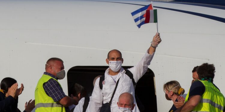 Médicos cubanos bajan del avión que les traje desde Europa este lunes, a La Habana (Cuba). EFE/ Ismael Francisco POOL