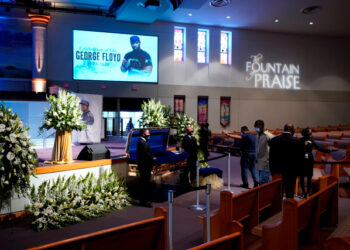 Houston (United States), 08/06/2020.- Mourners pass the casket of George Floyd during a public visitation for Floyd at the Fountain of Praise church, in Houston, Texas, USA, 08 June 2020. A bystander's video posted online on 25 May, appeared to show George Floyd, 46, pleading with arresting officers that he couldn't breathe as an officer knelt on his neck. The unarmed Black man later died in police custody and all four officers involved in the arrest have been charged and arrested. (Estados Unidos) EFE/EPA/David J. Phillip / POOL