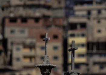 Vista el martes 2 de junio de cruces en un cementerio cercano a una favela de Río de Janeiro (Brasil). EFE/Antonio Lacerda