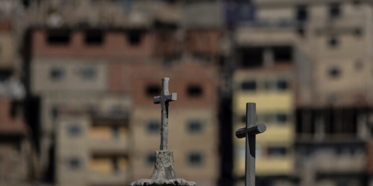 Vista el martes 2 de junio de cruces en un cementerio cercano a una favela de Río de Janeiro (Brasil). EFE/Antonio Lacerda