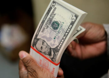 Foto de archivo. Se inspecciona un paquete de billetes de cinco dólares estadounidenses en la Oficina de Grabado e Impresión de Washington, EEUU, 26 de marzo, 2015. REUTERS/Gary Cameron
