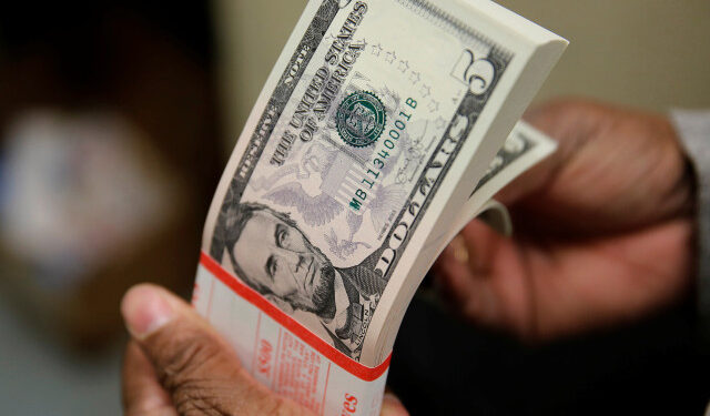 Foto de archivo. Se inspecciona un paquete de billetes de cinco dólares estadounidenses en la Oficina de Grabado e Impresión de Washington, EEUU, 26 de marzo, 2015. REUTERS/Gary Cameron