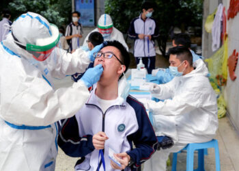 Pruebas de coronavirus en la Escuela Secundaria Experimental Hubei Wuchang, en Wuhan, en la provincia china de Hubei, el 30 de abril de 2020. cnsphoto via REUTERS