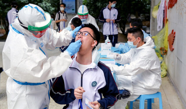 Pruebas de coronavirus en la Escuela Secundaria Experimental Hubei Wuchang, en Wuhan, en la provincia china de Hubei, el 30 de abril de 2020. cnsphoto via REUTERS