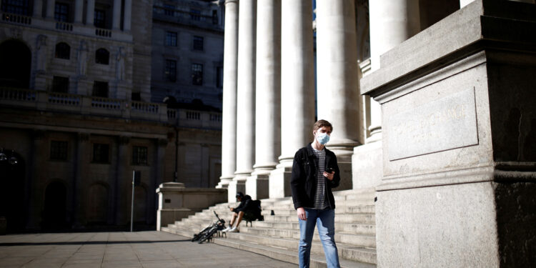 Foto de archivo. Un hombre con una máscara protectora camina cerca del Banco de Inglaterra, tras el brote de la enfermedad coronavirus (COVID-19), Londres, Gran Bretaña. 6 de mayo de 2020. REUTERS/Henry Nicholls/