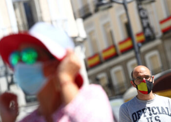 Foto del viernes de un hombre con máscara en la Puerta del Sol, en Madrid, mientras se realiza un minuto de silencio por los muertos por la pandemia de coronavirus. 
Jun 5, 2020. REUTERS/Sergio Perez