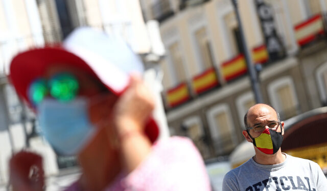 Foto del viernes de un hombre con máscara en la Puerta del Sol, en Madrid, mientras se realiza un minuto de silencio por los muertos por la pandemia de coronavirus. 
Jun 5, 2020. REUTERS/Sergio Perez