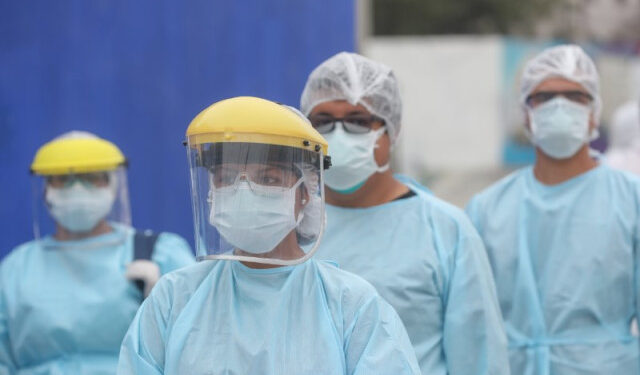 FOTO DE ARCHIVO: Profesionales de la salud realizan pruebas rápidas de Covid-19 en personas de barrios vulnerables de Lima, Perú, el 8 de junio de 2020.
