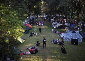 Vista general de un campamento de inmigrantes venezolanos que intentan regresar a su país desde las afueras de Bogotá, Colombia, 8 de junio, 2020. REUTERS/Luisa González