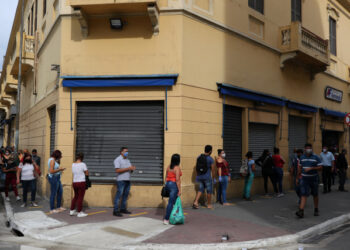 Foto del miércoles de un grupo de personas haciendo fila para comprar en un comercio en Sao Paulo, en medio del alivio a las restricciones por la pandemia de coronavirus. 
Jun 10, 2020. REUTERS/Amanda Perobelli
