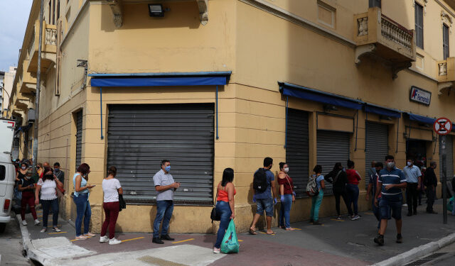 Foto del miércoles de un grupo de personas haciendo fila para comprar en un comercio en Sao Paulo, en medio del alivio a las restricciones por la pandemia de coronavirus. 
Jun 10, 2020. REUTERS/Amanda Perobelli