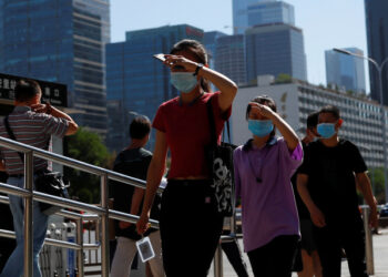 Personas usan mascarillas mientras se dirigen al trabajo durante la hora punta de la mañana, después de los nuevos casos de infecciones de la enfermedad coronavirus (COVID-19) en Pekín, China, el 15 de junio de 2020. REUTERS/Thomas Peter