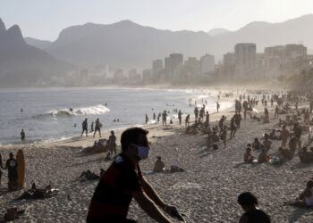 Foto de archivo de la playa Arpoador en Rio de Janeiro en medio de la pandemia de coronavirus. 
Jun 21, 2020. REUTERS/Ricardo Moraes