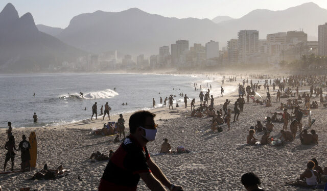 Foto de archivo de la playa Arpoador en Rio de Janeiro en medio de la pandemia de coronavirus. 
Jun 21, 2020. REUTERS/Ricardo Moraes