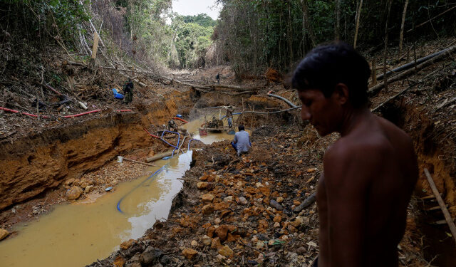 Foto de archivo de un indígena yanomami junto a agentes ambientales de Brasil durante una operación contra la minería ilegal en el Amazonas. 
Abril 17, 2016. REUTERS/Bruno Kelly