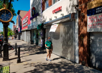Una persona camina frente a negocios cerrados pese a reapertura, en la quinta Avenida en Nueva York (Estados Unidos). EFE/Jorge Fuentelsaz