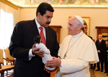 CI02 CIUDAD DEL VATICANO (VATICANO), 17/06/2013.- El papa Francisco (d) y el presidente de Venezuela, Nicolás Maduro, intercambian regalos durante una audiencia privada celebrada en la Sala del Tronetto en el Vaticano, el 17 de junio de 2013. EFE/POOL