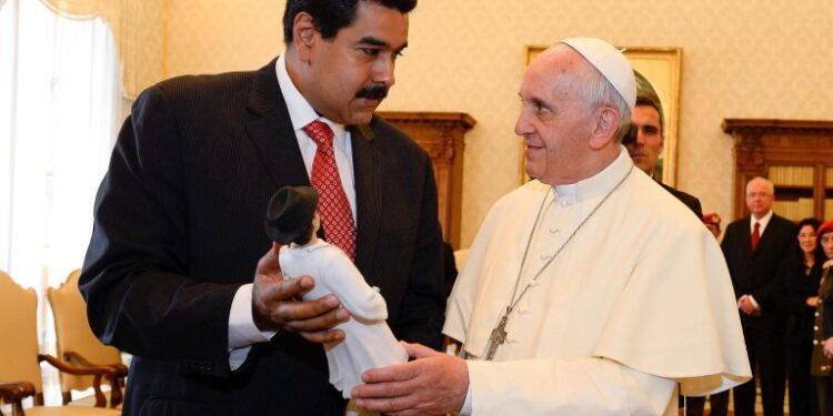 CI02 CIUDAD DEL VATICANO (VATICANO), 17/06/2013.- El papa Francisco (d) y el presidente de Venezuela, Nicolás Maduro, intercambian regalos durante una audiencia privada celebrada en la Sala del Tronetto en el Vaticano, el 17 de junio de 2013. EFE/POOL