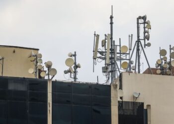 CORRIGE CRÉDITO DEL FOTÓGRAFO. AME2942. CARACAS (VENEZUELA), 20/04/2019.- Fotografía del 16 de abril donde se observan antenas de telecomunicaciones de uno de los edificios de Compañía Anónima Nacional Teléfonos de Venezuela (CANTV), en Caracas (Venezuela). Cada vez que falla la electricidad, los venezolanos saben que han perdido mucho más que la luz en las bombillas, pues también se apagan los servicios de telefonía, la conexión a internet, el bombeo de agua potable y otro cúmulo de aspectos que cuando funcionan hacen la vida más fácil. Una vez que se interrumpe el fluido de energía se hace cuesta arriba realizar una llamada telefónica. Los dispositivos residenciales conservan por algunas horas su funcionamiento solo para llamadas de corta distancia. EFE/Rayner Peña