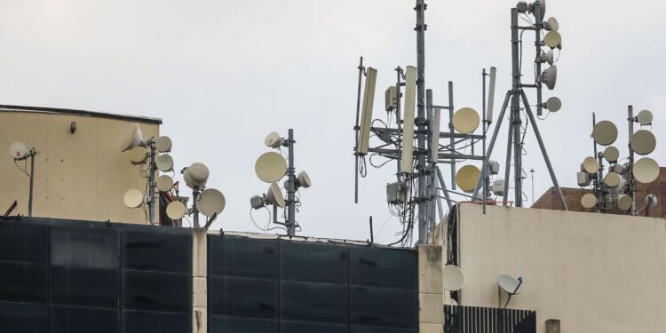 CORRIGE CRÉDITO DEL FOTÓGRAFO. AME2942. CARACAS (VENEZUELA), 20/04/2019.- Fotografía del 16 de abril donde se observan antenas de telecomunicaciones de uno de los edificios de Compañía Anónima Nacional Teléfonos de Venezuela (CANTV), en Caracas (Venezuela). Cada vez que falla la electricidad, los venezolanos saben que han perdido mucho más que la luz en las bombillas, pues también se apagan los servicios de telefonía, la conexión a internet, el bombeo de agua potable y otro cúmulo de aspectos que cuando funcionan hacen la vida más fácil. Una vez que se interrumpe el fluido de energía se hace cuesta arriba realizar una llamada telefónica. Los dispositivos residenciales conservan por algunas horas su funcionamiento solo para llamadas de corta distancia. EFE/Rayner Peña