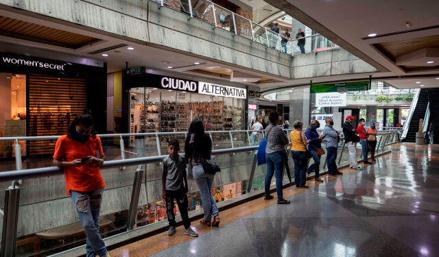 People made line in the Sambil Shopping Center in Caracas, Venezuela, 15 June 2020. The long-awaited day of the reopening of shopping centers in Venezuela, after three months in quarantine by COVID-19, was not what the merchants expected. Lots of public but few purchases. The citizens' economy did not improve during the closure. EFE / Rayner Peña R.