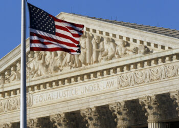 La bandera estadounidense ondea afuera de la Corte Suprema en Washington el 27 de junio de 2012. La Corte Suprema examina el lunes 15 de abril de 2013 si procede la concesión de patentes relacionadas con los genes. (AP Foto/Alex Brandon)