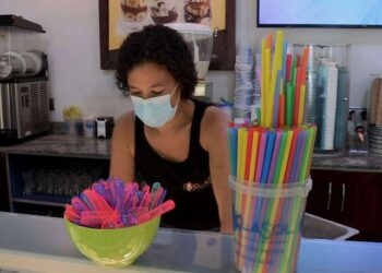 Cucharillas de papel en heladerías de España. Foto captura de video.