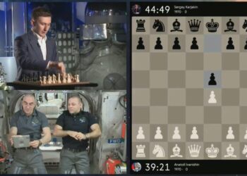 Dos cosmonautas disputan una partida de ajedrez con un campeón en la Tierra. Foto captura de video AFP.