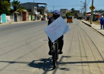 En bicicleta y con pizarra, maestra de Ecuador va a diario hasta niños sin Internet. Foto EFE