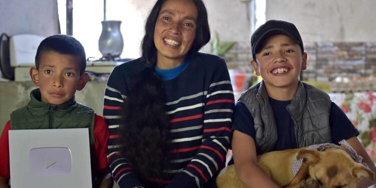 Familia campesina colombiana YouTube. Foto captura de video.
