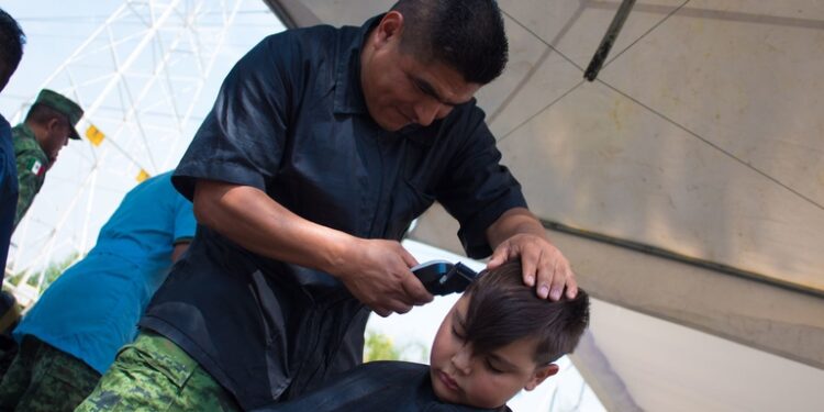 El personal de estéticas y peluquerías podrá atender a domicilio cumpliendo con las medidas sanitarias impuestas. (Foto: Magdalena Montiel/Cuartoscuro)