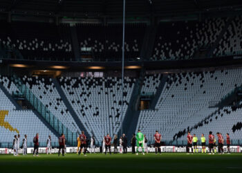 Players hold a minute of silence for coronavirus victims prior to the Italian Cup (Coppa Italia) semi-final second leg football match Juventus vs AC Milan on June 12, 2020 at the Allianz stadium in Turin, the first to be played in Italy since March 9 and the lockdown aimed at curbing the spread of the COVID-19 infection, caused by the novel coronavirus. (Photo by Miguel MEDINA / AFP)